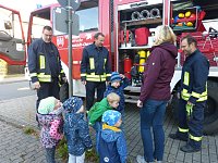 Bild: Regenbogen-Kinder zu Besuch bei der Feuerwehr