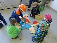 Bild: Regenbogen-Kinder zu Besuch bei der Feuerwehr
