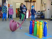 Bild: Regenbogen-Kinder zu Besuch bei der Feuerwehr