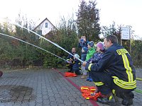 Bild: Regenbogen-Kinder zu Besuch bei der Feuerwehr