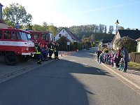 Bild: Regenbogen-Kinder zu Besuch bei der Feuerwehr