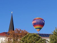 Bild: Farbenpracht auf dem Petersberg und in der Luft