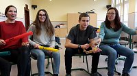 Bild: Mittendrin und nicht nur dabei - Musiklehrerin Irina Gemsa mit Workshopteilnehmern