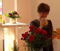 Kathrin Schwarze die Beauftragte für die Arbeit mit Frauen im Kirchenkreis Südharz deckt die Festtafel - auch mit slowenischem Honig Bild: Kathrin Schwarze die Beauftragte für die Arbeit mit Frauen im Kirchenkreis Südharz deckt die Festtafel - auch mit slowenischem Honig