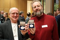 Die Professoren Jürgen Poerschke (l.) und Folker Flüggen wurden mit der Ehrenmedaille der Hochschule geehrt. Bild: Die Professoren Jürgen Poerschke (l.) und Folker Flüggen wurden mit der Ehrenmedaille der Hochschule geehrt.