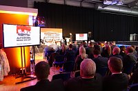 Bild: Automobilmesse in Erfurt am Abend er&ouml;ffnet