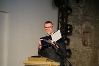 Bild: Hans-Christoph Wisch mit dem Schl&uuml;ssel, den er vor zehn Jahren erhielt