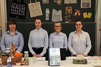 Dass Nachhaltigkeit keine Floskel sein muss, wies diese Gruppe für die Bereiche Ernährung und Energie am Beispiel von Öko, Bio, Regenerativ und Co. nach Bild: Dass Nachhaltigkeit keine Floskel sein muss, wies diese Gruppe für die Bereiche Ernährung und Energie am Beispiel von Öko, Bio, Regenerativ und Co. nach