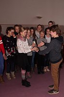 Bild: Feierliche &Uuml;bergabe des Wanderpokals durch den Klassensprecher der Siegerklasse im letzten Jahr