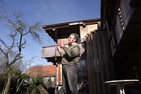 Bild: Blickt Rainer Peix in den Garten seines Hauses, erfreut er sich an den alten Obstgeh&ouml;lzen, best&uuml;ckt mit Nisthilfen, und der bl&uuml;henden Wiese darunter.