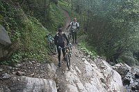 Bild: Mike und Ren&eacute; beim &uuml;berqueren eines Bergbachs.