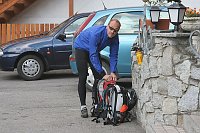 Bild: Mike beim Rucksack &raquo;stopfen&laquo;.