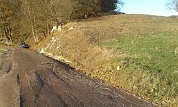 Bild: Der felsige Hang am 17.11.2018: Vom Hangfu&szlig; wurden ca. 50 cm Gestein weggeschnitten, der alte Feldweg aufgesch&uuml;ttet und verbreitert.