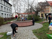 Bild: Flei&szlig;ig geschm&uuml;ckt - der Meerpferdbrunnen ist bereit f&uuml;r das Brunnenfest