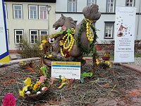 Bild: Flei&szlig;ig geschm&uuml;ckt - der Meerpferdbrunnen ist bereit f&uuml;r das Brunnenfest