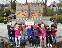 Bild: Knirpse aus Ost bereiten Brunnenfest vor