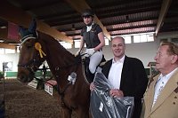 Auch auf der Forst-Farm zu pferdesportlichen Veranstaltungen ist der Landrat zugegen. Im Bild an der Seite von Farm-Gründer Wilfried Forst. Bild: Auch auf der Forst-Farm zu pferdesportlichen Veranstaltungen ist der Landrat zugegen. Im Bild an der Seite von Farm-Gründer Wilfried Forst.