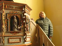 Bild: Christina Mitzlaff, die Vorsitzende des Gemeindekirchenrates auf  der Kanzeltreppe