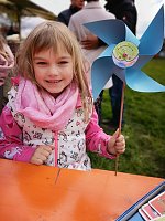 Bild: Windm&uuml;hlenbasteln beim L&auml;mmerfest