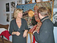 Bild: Volker Georg Franke (wirsinds) erl&auml;utert Barbara Rinke die Entstehung des Puzzles