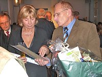 Bild: J&uuml;rgen Hohberg erinnerte Barbara Rinke an ihr Hobby: Kochen