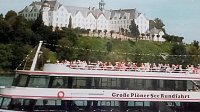 Bild: Wer eine Schifffahrt &uuml;ber den gro&szlig;en Pl&ouml;ner See unternimmt, erblickt ein geschichtstr&auml;chtiges Schloss. Heute, im Besitz des Fielmann-Unternehmens, werden hier  Optiker aus- und weitergebildet.