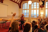 Bild: Gro&szlig;es Interesse herrschte auch noch w&auml;hrend der Abschlussaktion in der Aula, bei der Dietrich Rose zum Welttag des Buches eine Lekt&uuml;re vorstellte