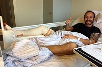 Bild: Daumen hoch! OP gut &uuml;berstanden!
