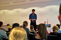 Bild: Lukas Hainer stellt sein Buch vor