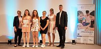 Bild: Die Personen auf dem offiziellen Foto zur Preisverleihung von links nach rechts: Vorsitzende der Bundesjury Annelise Bernuth, Hannah Wattenbach, Luca Ermisch, Leonie Arndt, Bianca Ortmann und Kultusminister Prof. Dr. Michael Piazolo