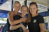 Bild: Die Damen Meinecke und &Uuml;bner mit T&ouml;chterchen Maja (11) im Bierwagen