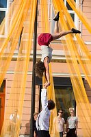 Bild: Zum Zirkus-Picknick am Zelt gibt es nat&uuml;rlich auch  k&uuml;nstlerische Unterst&uuml;tzung