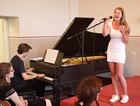 Bild: Nele A. Lerchner bei ihrem Solo, begleitet von Alexander John am Klavier