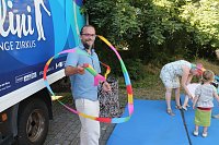 Bild: Entspannt verr&uuml;ckt - Barfu&szlig; mit Fl&uuml;geln, beim Zappelini Zelt hat man sich am Wochenende auf das gro&szlig;e Finale eingestimmt