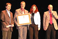 Bild: Martin Hoff von der Kulturstiftung &uuml;berreichte dem Theater Nordhausen eine Kulturaktie