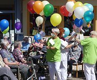 Bild: Schick dein Gebet zum Himmel � fr&ouml;hliche Luftballon-Aktion