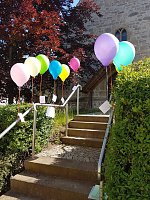 Bild: Schick dein Gebet zum Himmel � fr&ouml;hliche Luftballon-Aktion