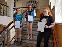 Bild:      Paula Kaltwasser, Charlotte Jordan (7/3), Greta Neumeyer verglichen Schule und Lernen um 1900 mit dem heutigen  