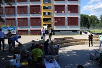 Spatenstich mit Bagger: Landrat Matthias Jendricke läutete gestern Nachmittag den letzten Bauabschnitt am Schulhof der Ellricher Oberschule ein Bild: Spatenstich mit Bagger: Landrat Matthias Jendricke läutete gestern Nachmittag den letzten Bauabschnitt am Schulhof der Ellricher Oberschule ein