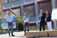 Spatenstich mit Bagger: Landrat Matthias Jendricke läutete gestern Nachmittag den letzten Bauabschnitt am Schulhof der Ellricher Oberschule ein Bild: Spatenstich mit Bagger: Landrat Matthias Jendricke läutete gestern Nachmittag den letzten Bauabschnitt am Schulhof der Ellricher Oberschule ein