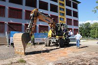 Spatenstich mit Bagger: Landrat Matthias Jendricke läutete gestern Nachmittag den letzten Bauabschnitt am Schulhof der Ellricher Oberschule ein Bild: Spatenstich mit Bagger: Landrat Matthias Jendricke läutete gestern Nachmittag den letzten Bauabschnitt am Schulhof der Ellricher Oberschule ein