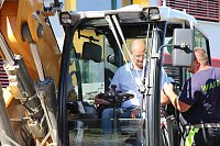 Spatenstich mit Bagger: Landrat Matthias Jendricke läutete gestern Nachmittag den letzten Bauabschnitt am Schulhof der Ellricher Oberschule ein Bild: Spatenstich mit Bagger: Landrat Matthias Jendricke läutete gestern Nachmittag den letzten Bauabschnitt am Schulhof der Ellricher Oberschule ein