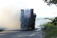 Bild: Ein Strohfeuer auf der Landstra&szlig;e