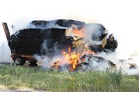 Bild: Ein Strohfeuer auf der Landstra&szlig;e