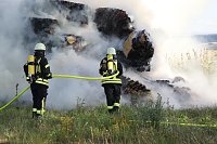 Bild: Ein Strohfeuer auf der Landstra&szlig;e