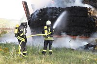 Bild: Ein Strohfeuer auf der Landstra&szlig;e