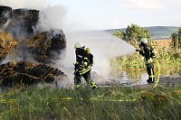 Bild: Ein Strohfeuer auf der Landstra&szlig;e