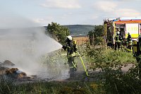 Bild: Ein Strohfeuer auf der Landstra&szlig;e