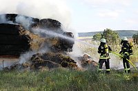 Bild: Ein Strohfeuer auf der Landstra&szlig;e