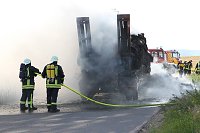 Bild: Ein Strohfeuer auf der Landstra&szlig;e